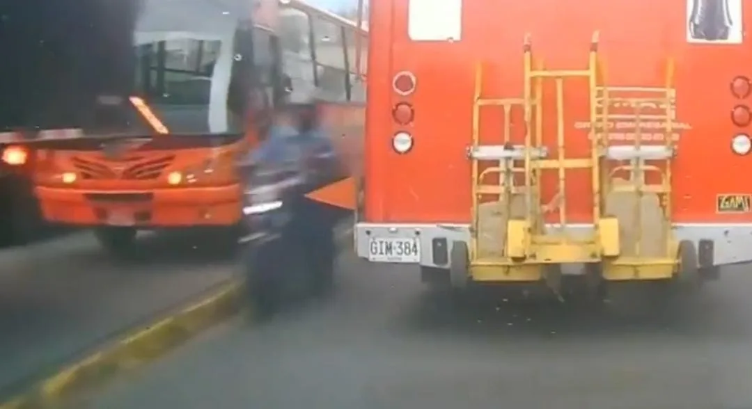 Video: “En contravía, sobrepasa el camión”, las imprudencias en la vía Caracha en Pasto