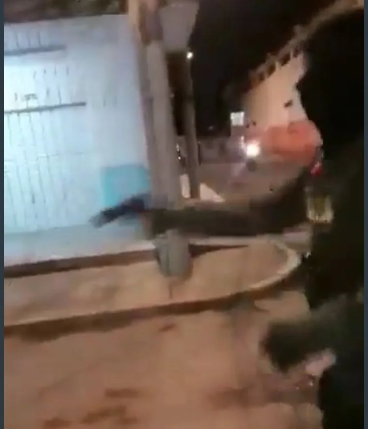 un policía en Cali peleando con un joven a los puños barrio El Rodeo