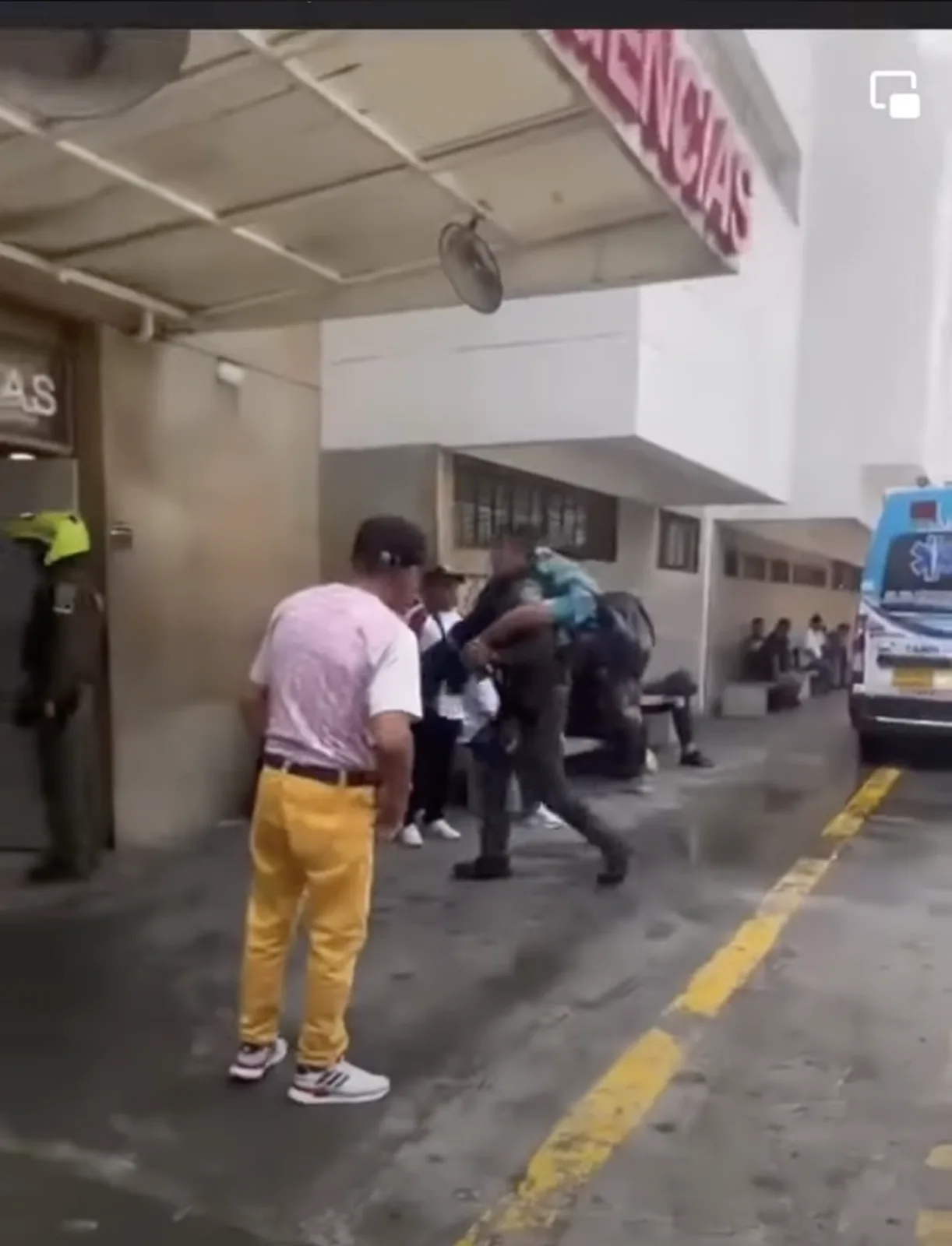 En Itagüí, ante la falta de una ambulancia, policía decidió llevar a un enfermo cargado al hospital