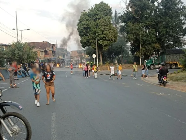 Habitantes del sector de Las Américas en Yumbo, tomaron la decisión de impedir el paso para que las autoridades atiendan el llamado, ante la falta de agua.