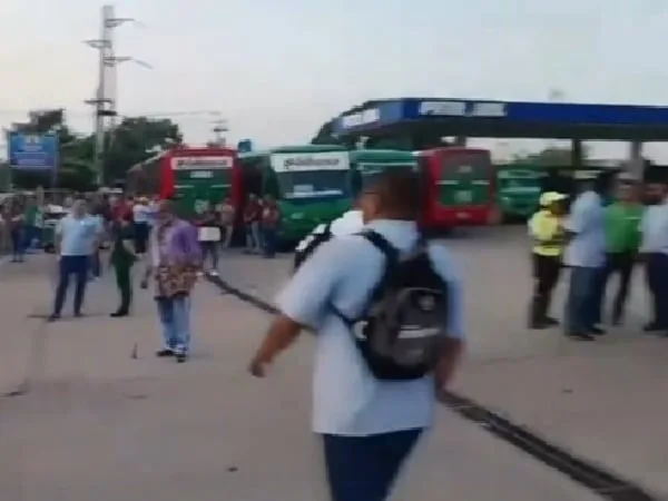 Conductores de buses hacen protesta por homicidio de un compañero.