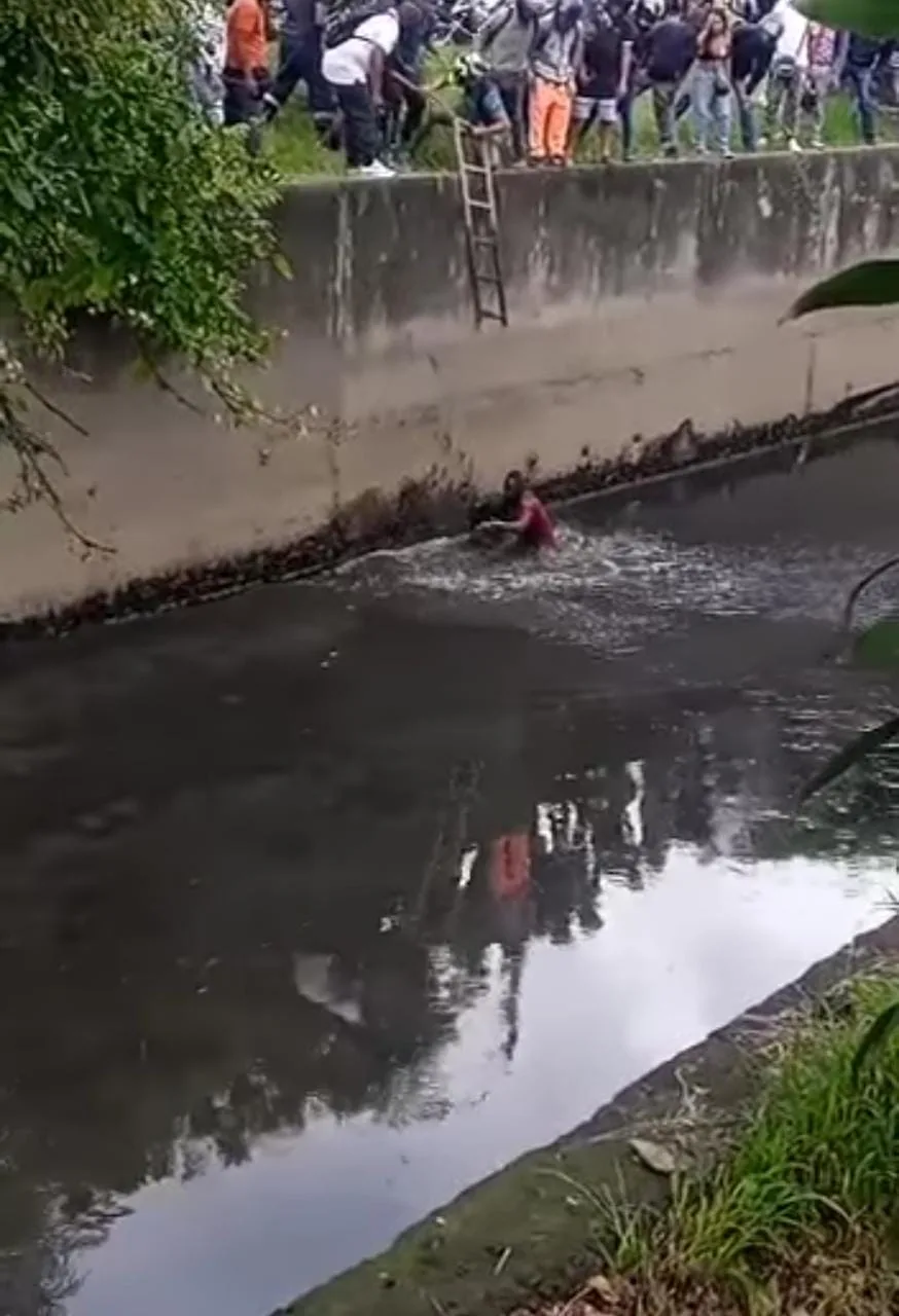 habitante de calle en canal de aguas Cali