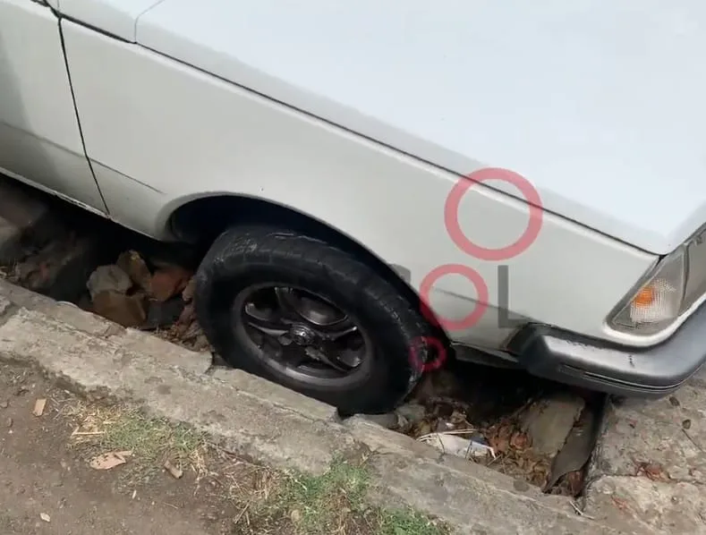 Alcantarillas destapadas el riesgo otro riesgo en las calles de Cali, en Barranquilla ya murió una joven por una alcantarilla destapada