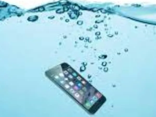¿Qué hacer si se te cae el celular al agua? : Consejos claves para actuar rápido