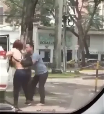 una mujer