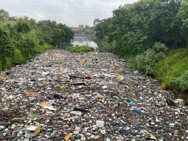 “Que pesar con Cali. Ahora que vengan las lluvias, vamos a tener los caños inundados”, denuncian los habitantes ante la cantidad de basura