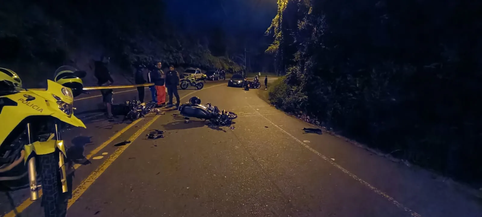 Iban en motos y se accidentaron vía al mar en Cali: hay tres muertos sskm 16 motos