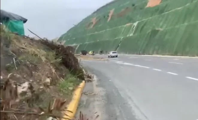 carros vía Cali-Yumbo Menga-Dapa