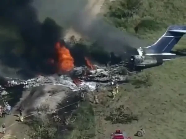Avión se accidentó, quedó destruido casi en su totalidad pero todos los pasajeros sobrevivieron