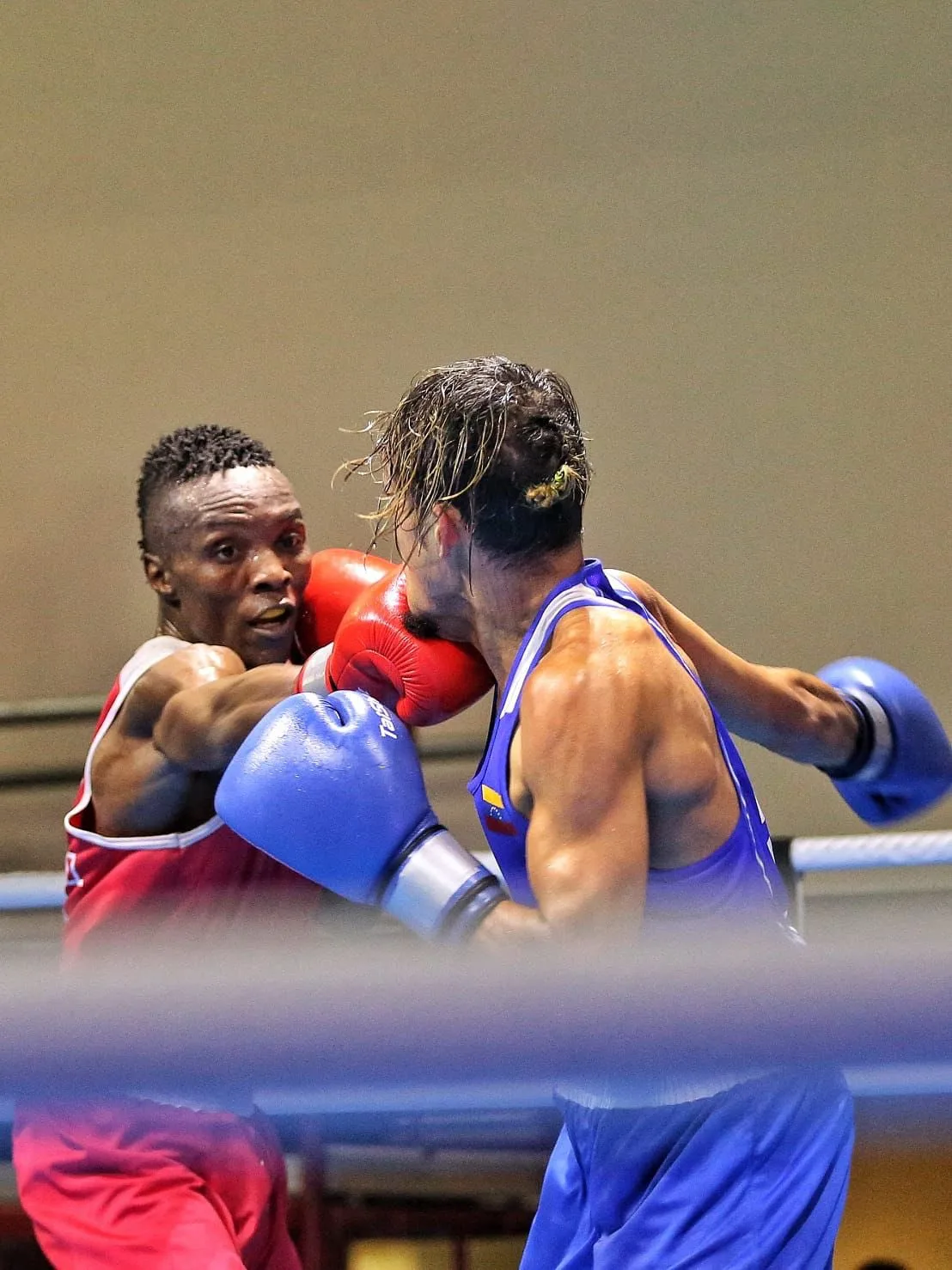 Yilmar Gonzáles, de trabajar en un cementerio a triunfar en el boxeo