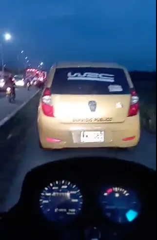 Primero busetas, motos y ahora un taxi por el bicicarril: imprudencias en Candelaria y Cali