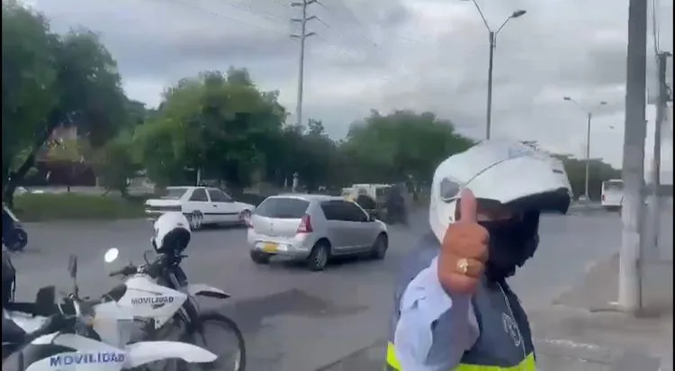 Pedía papeles, dinero y usaba emblemas de la Alcaldía; lo capturaron porque era un 'falso agente' en Cali