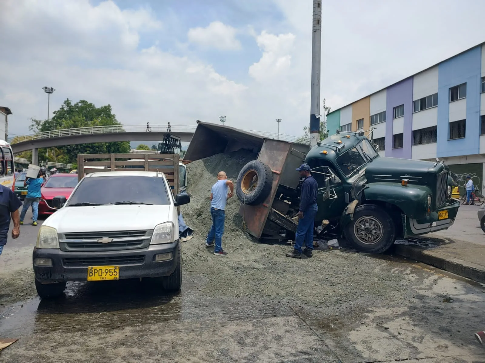 centro de Cali con una volqueta