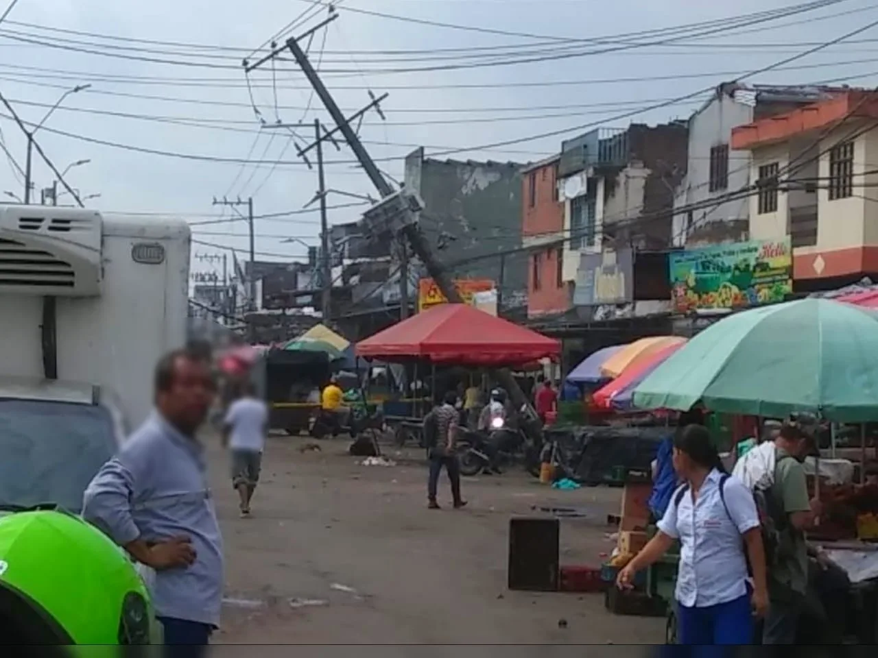 Poste de energía de alta tensión a punto de caer tiene en vilo a comerciantes en la Galería de Santa Elena