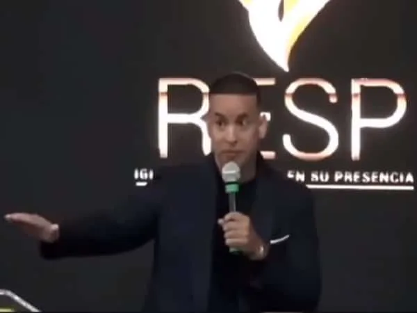 Daddy Yankee predicando en una iglesia en Puerto Rico.