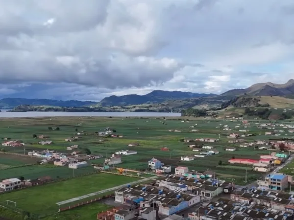 El municipio con mayor cultivos de cebolla en Colombia; tiene cerca el lago natural mas alto del país