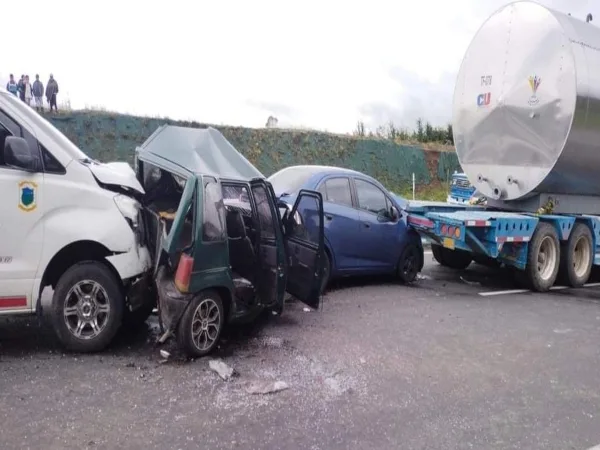 El fuerte accidente múltiple este lunes en el sector Coba Negra, en Pasto, habría sido por "no conservar distancia"