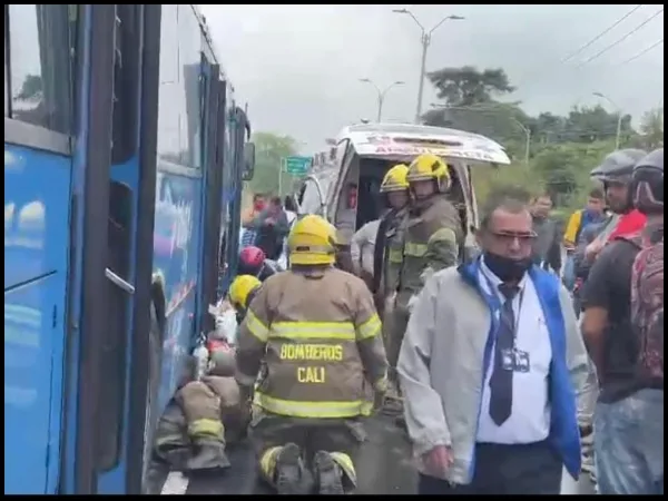 Sobrevivió al arrollamiento de un bus del MIO: quedó debajo del vehículo, en Cali