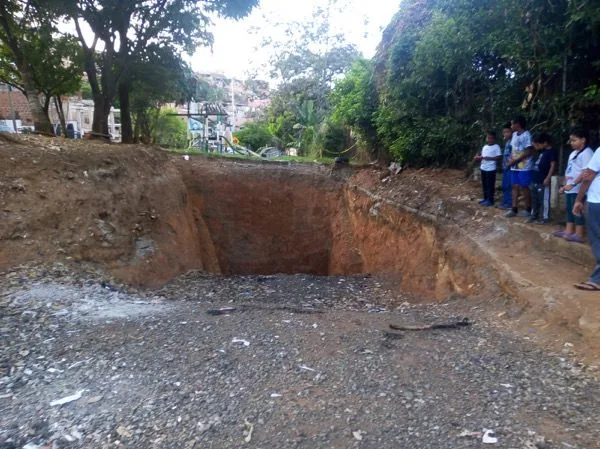 "Necesitamos que tapen urgentemente eso", gigante hueco afuera de un colegio en Cali, "lo abrió Emcali" señalan