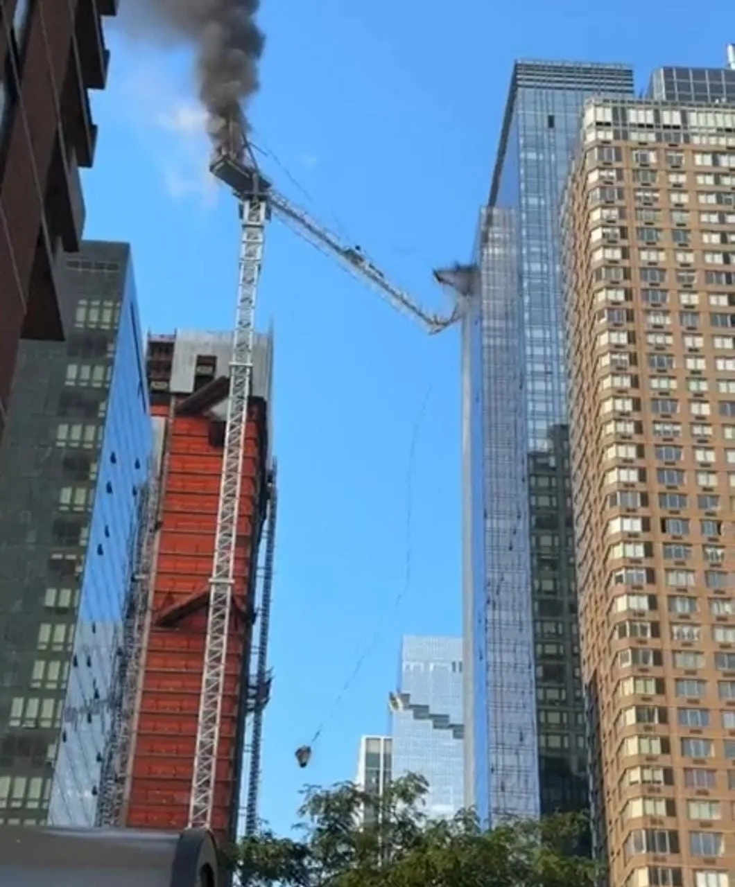 Grúa se prendió, se descolgó y terminó derrumbando la estructura de un edificio en Manhattan