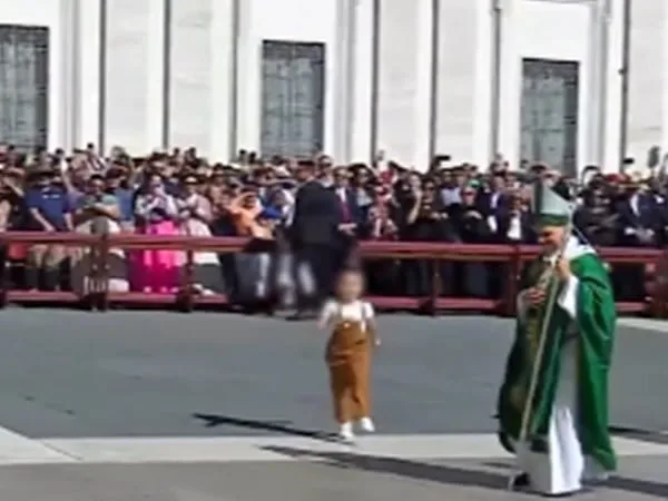 Niña colombiana corrió a recibir la bendición del Papa León XIV.