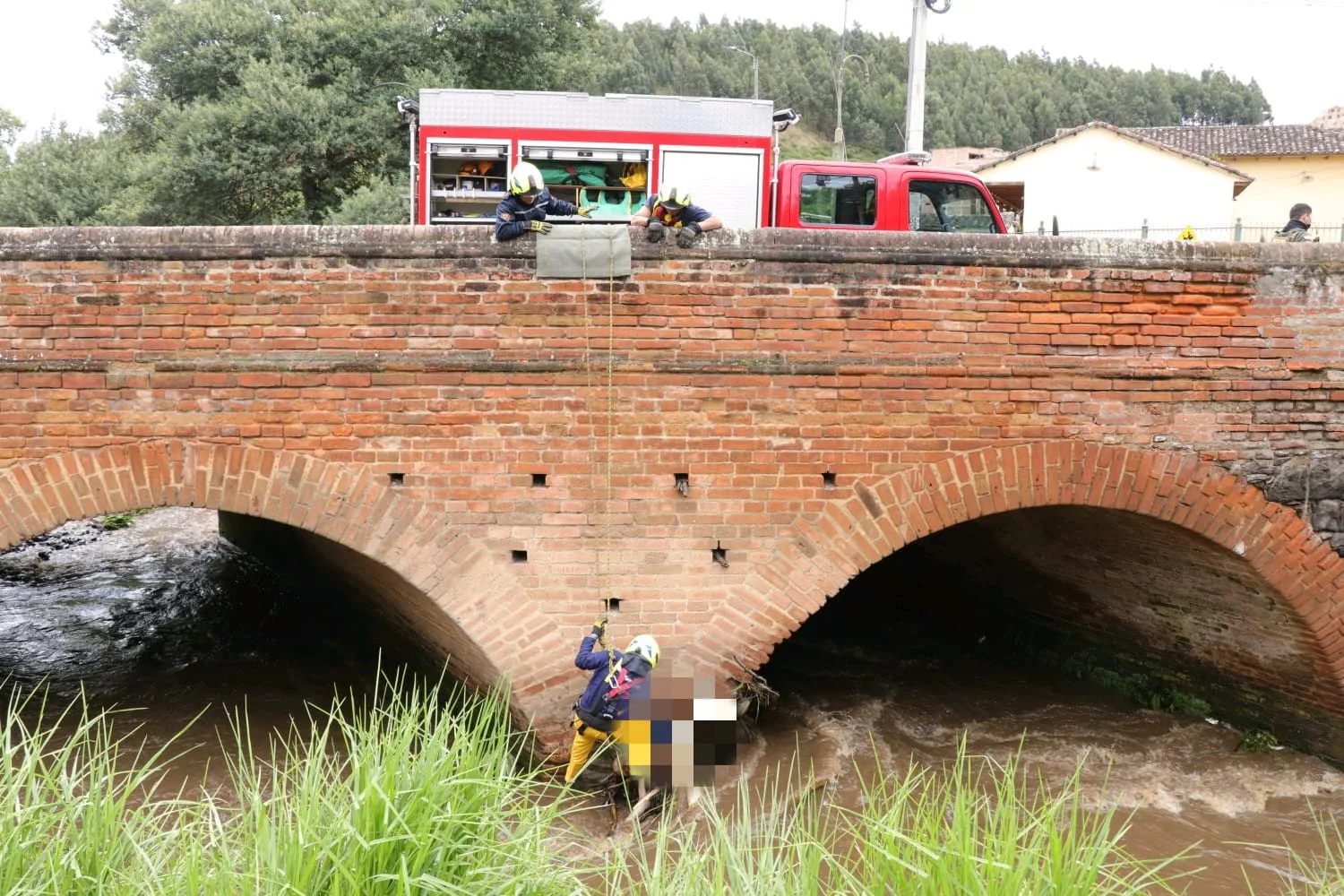 En Pasto volvieron a encontrar otro cuerpo sin vida, estaba en el río y bomberos los rescataron