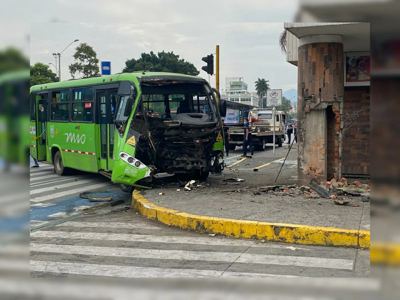 Cirugía por fractura de tibia y rodilla: conductor del MIO tras choque con camioneta en la que iba Freddy Rincón