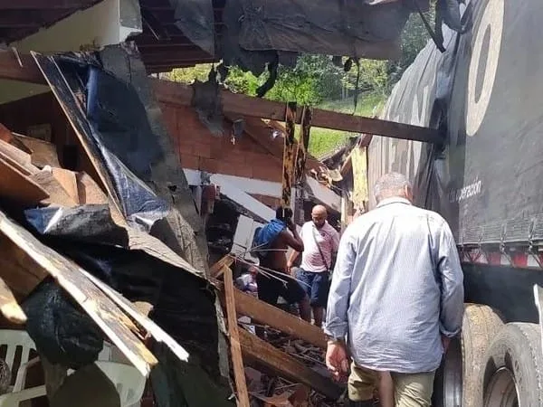 vía Alcalá-Cartago accidente