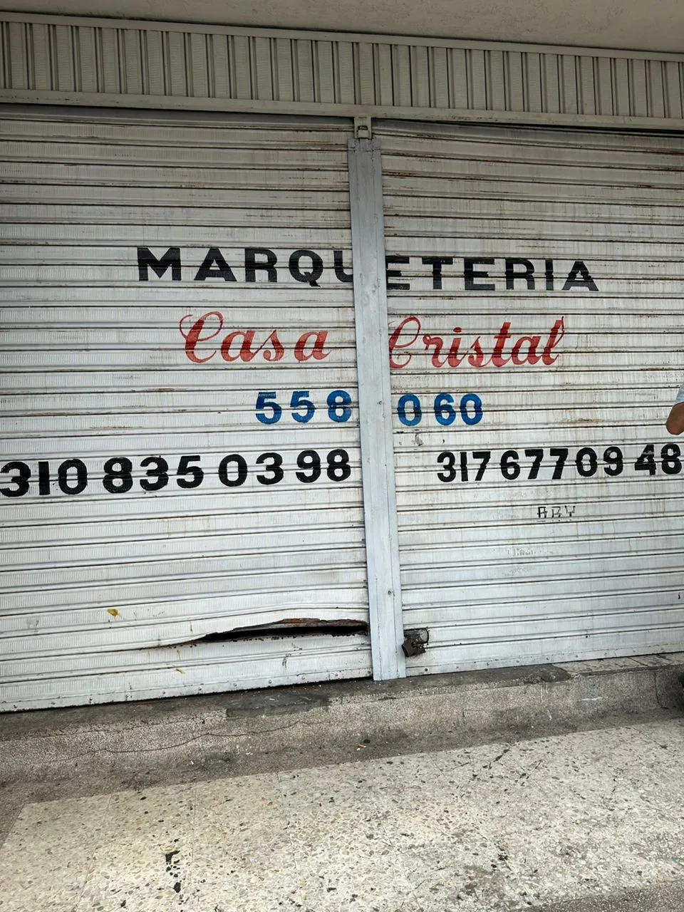 Ni los comerciantes se salvan: en Alameda ladrones intentaron robar tres locales, uno de ellos se quedó sin "caja fuerte"