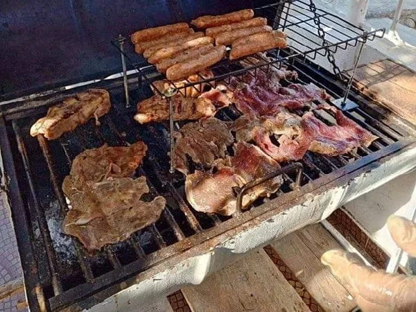 Carne asada en un anafe.