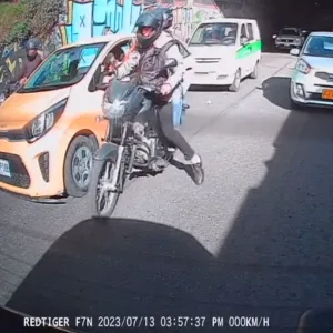 En Bogotá: Bajaron a la ocupante del taxi y "le quitaron todo"