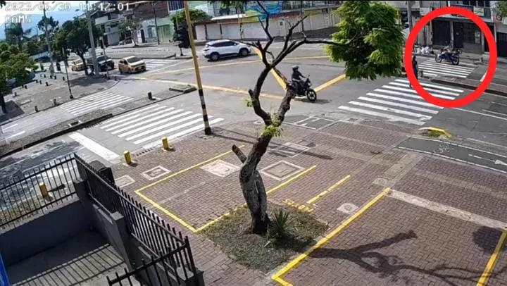 Por un giro prohibido, motociclista chocó contra un carro en la calle 30 con transversal 25 en Cali