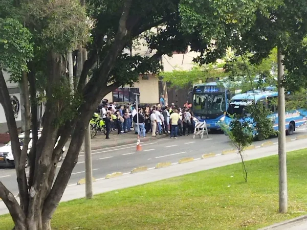 Los pasajeros se salieron, el bus del MIO paró en la estación de Policía y decían "había un ladrón"