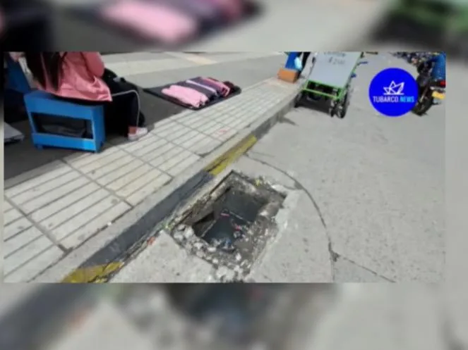 "Se llevaron la tapa y ahora es un basurero": Peligro por la alcantarilla destapada en pleno centro de Pasto