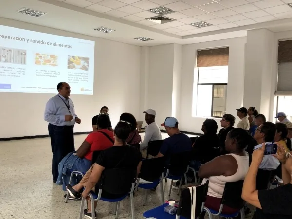 Inician capacitaciones a vendedores informales para su participación en el Alumbrado Navideño 2025