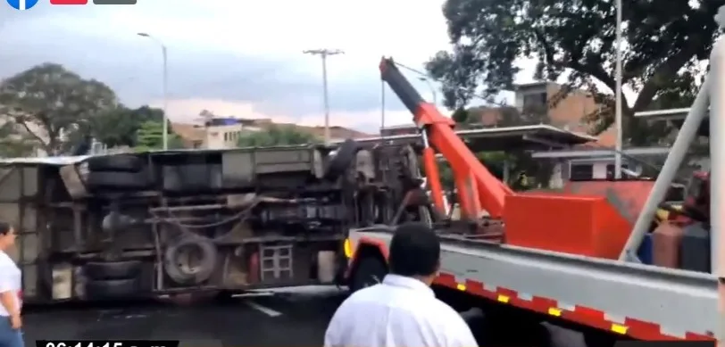 Choque de un bus, taxis, camión de recolección de basura en Paso del Comercio en Cali
