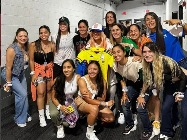 Karol G y La selección Colombia femenina compartieron un momento especial durante la gira de la cantante en la ciudad de Miami (Florida)
