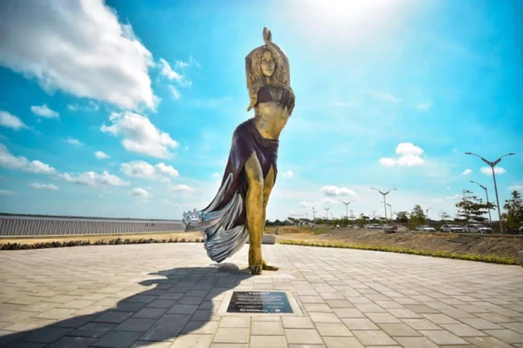 Es gigante y "quedó muy bien hecha", aplauden escultura de Shakira en Barranquilla