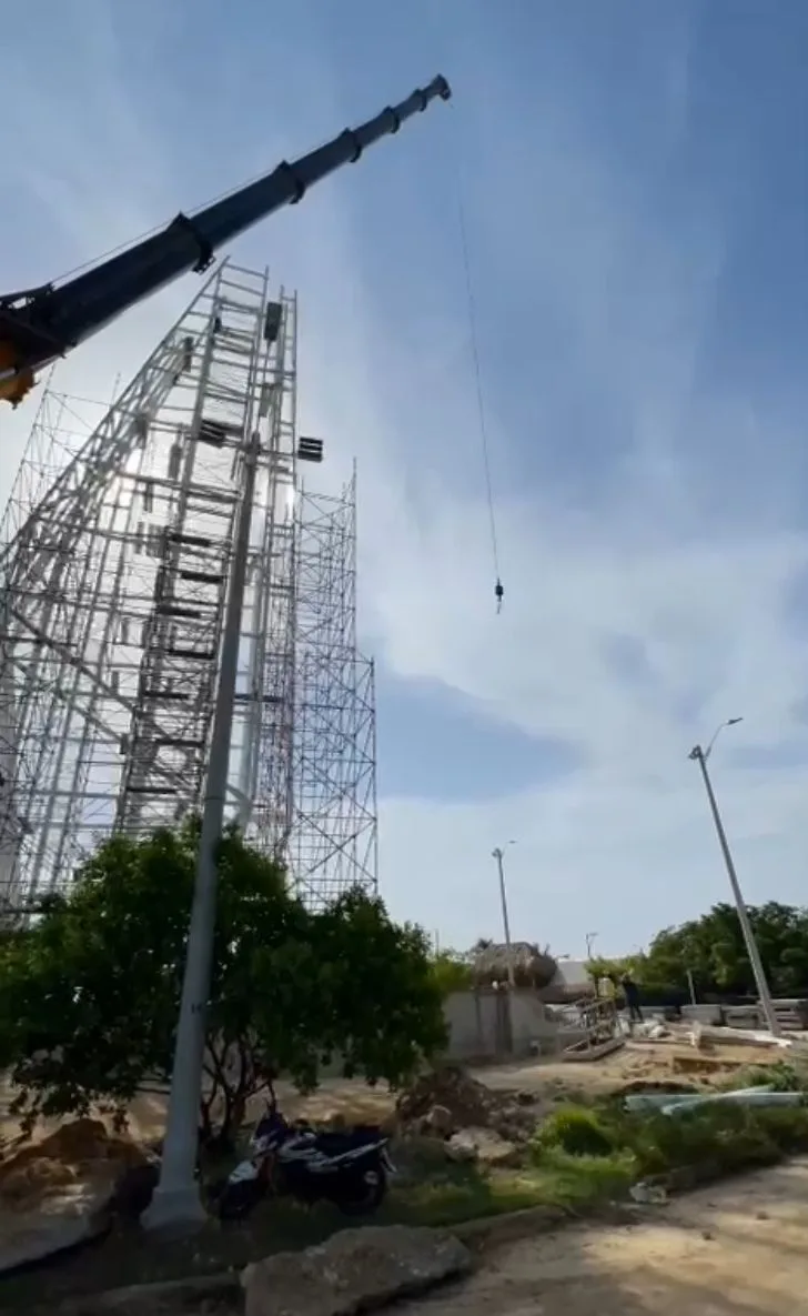Así construyen la tercera ventana de Daes en el Atlántico: el faro "más grande"