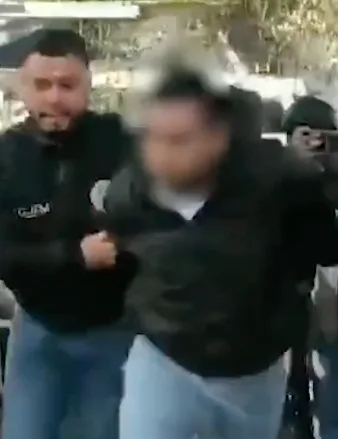 Indignación, rechazo, y un niño entre lagrimas; sujeto lanzo su perro a una paila con aceite caliente en México