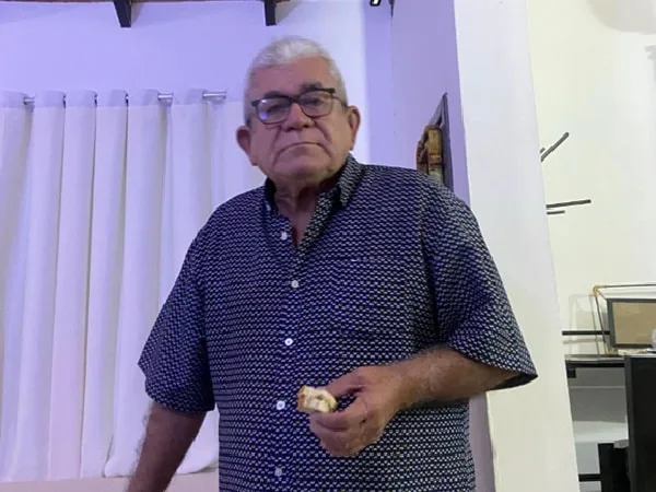 Hombre al que le festejaron cumpleaños con temática de UP.