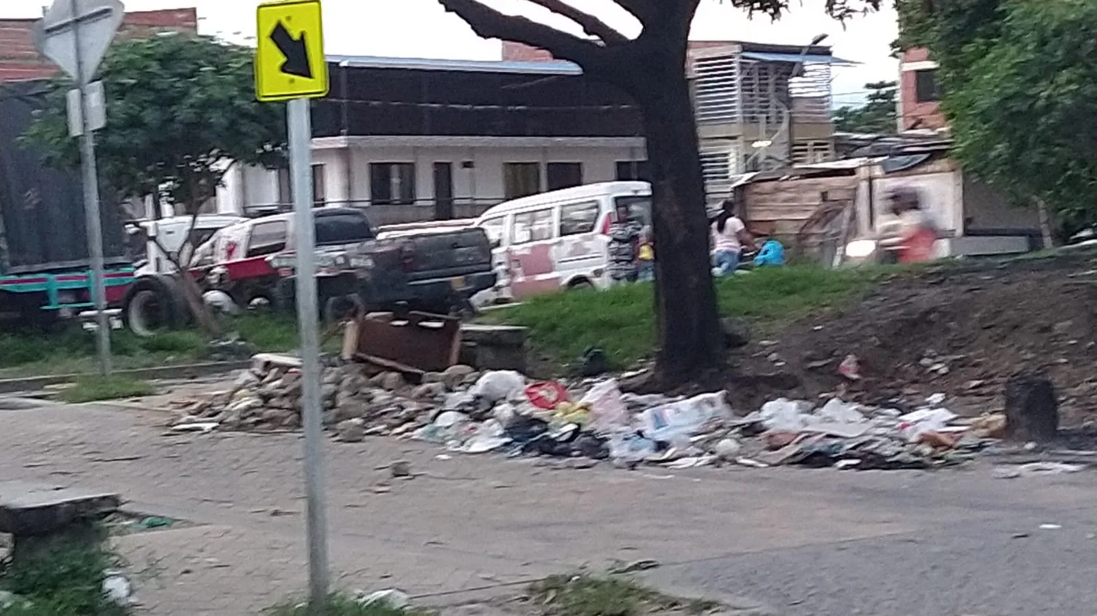 "Los del aseo pasan" pero no dura ni un día limpio, la basura que tiran en la 103 en el oriente de Cali