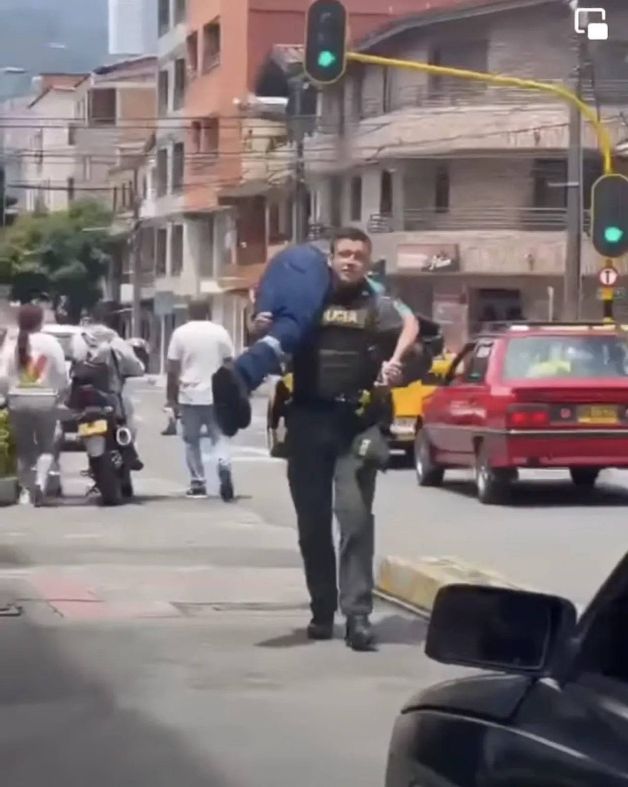 En Itagüí, ante la falta de una ambulancia, policía decidió llevar a un enfermo cargado al hospital