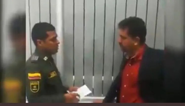 Fredy León Múñoz, embajador que enfrenta problemas judiciales en Colombia por tráfico de drogas, fue en marcha oficialista en Nicaragua.