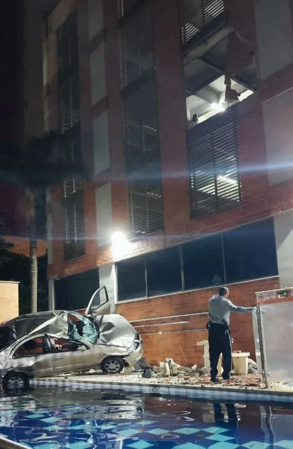 ¡Otro accidente! Adulto mayor cayó con su carro desde un tercer piso en Antioquia