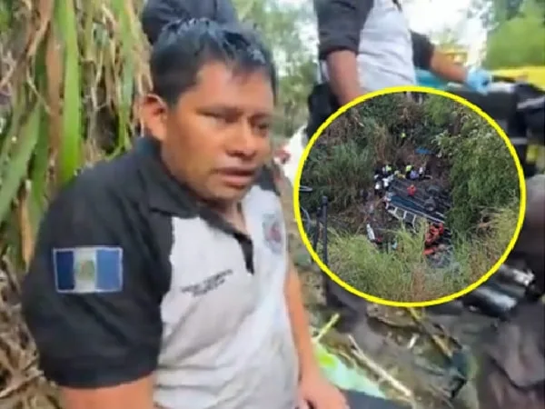 Bombero rescató a 5 pasajeros de bus accidentado en Guatemala.