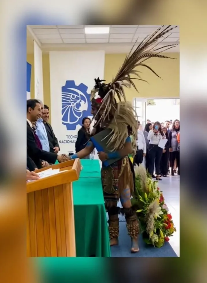 Fue con traje mexica a recibir su grado de ingeniero bioquímico