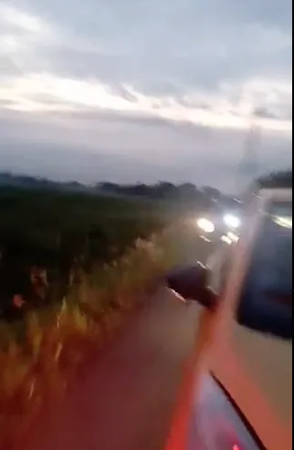 Primero busetas, motos y ahora un taxi por el bicicarril: imprudencias en Candelaria y Cali