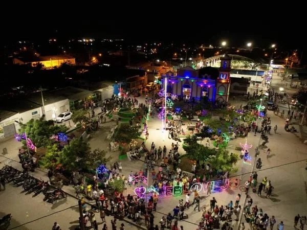 El municipio de Puebloviejo, Magdalena encendió por primera vez en su historia el alumbrado navideño