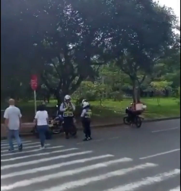 Camionetas por el carril del MIO, motos parqueadas en las vías; _¿pasándose a las autoridades por la